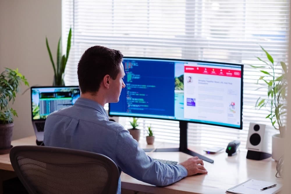 How Online Marketing Services for Small Businesses Build Unique Identities