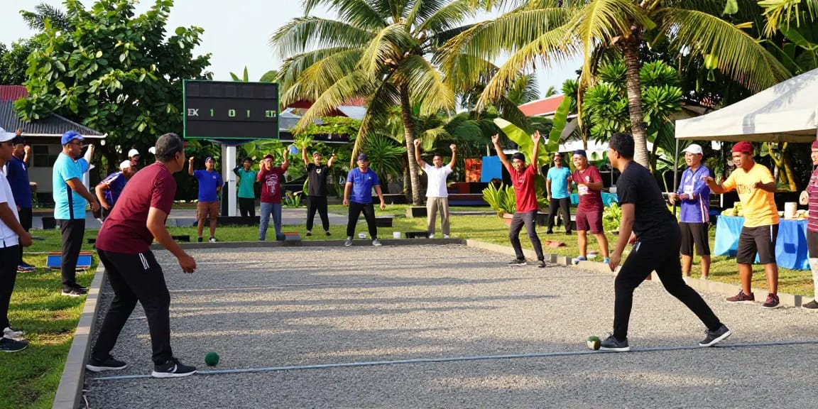Permainan petanque di Gorontalo oleh peserta yang bersemangat untuk fopikotagorontal.org.