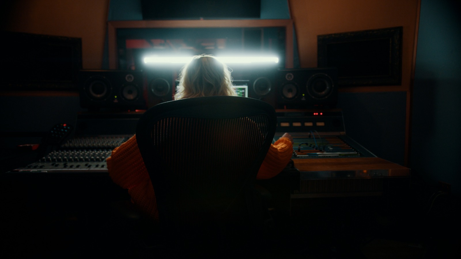 Online audio mastering Using High-End Digital and Analog Gear